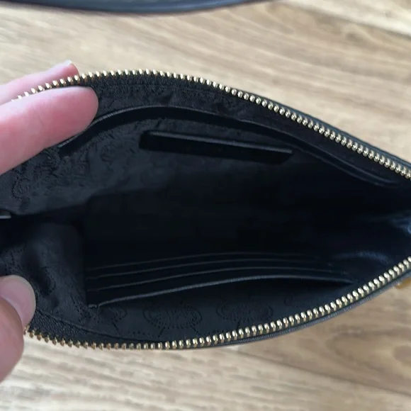 Michael kors wristlet - Picture 8 of 9